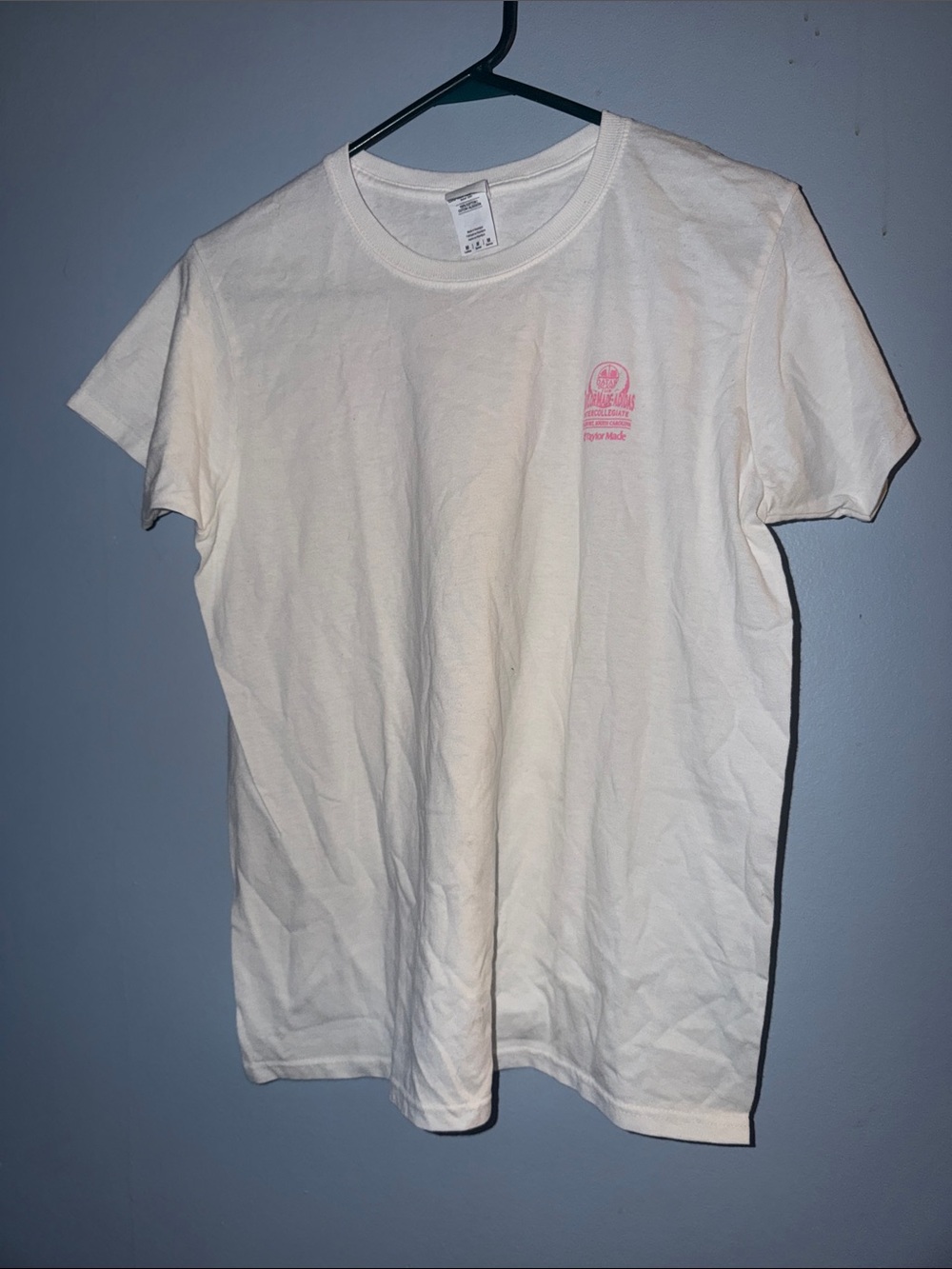 Adult medium Taylor made golf t shirt  Short-Sleeve Tee with Pink Logo